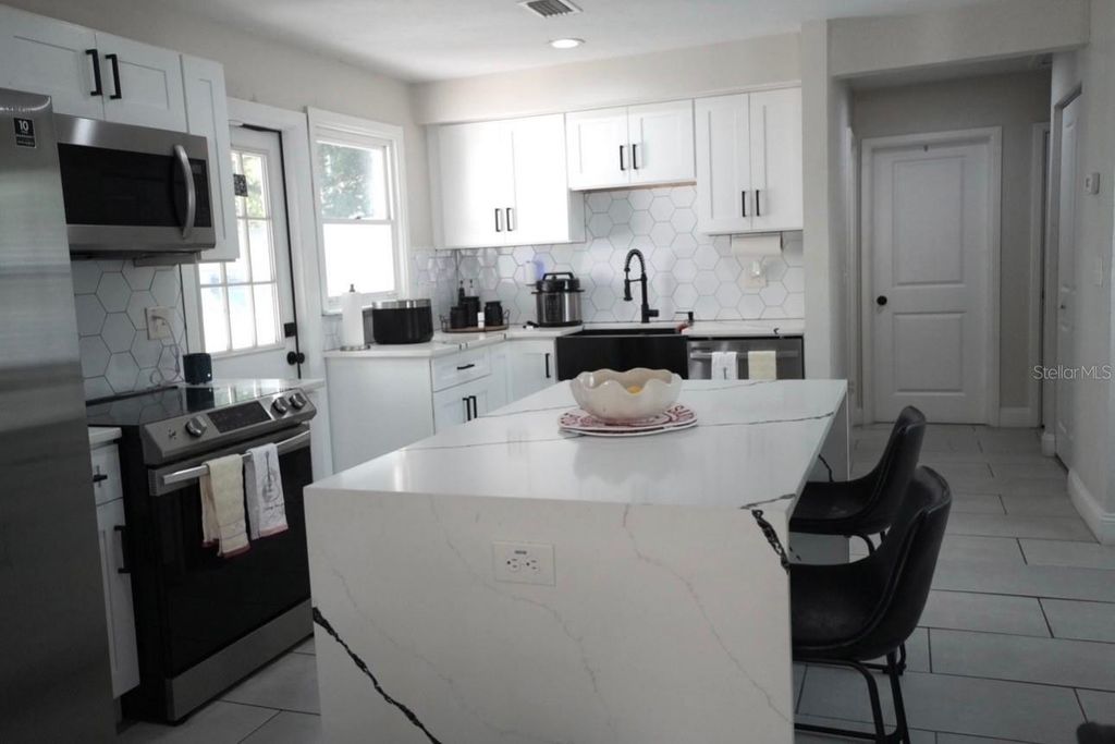 Image 5 of property listing at 4405 N TAMPANIA AVENUE, Tampa, FL 33614
