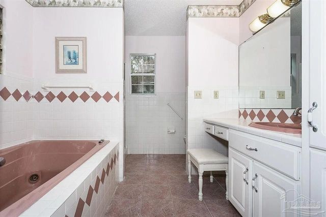 2969 Laurel Dr, Gulf Breeze, FL 32563