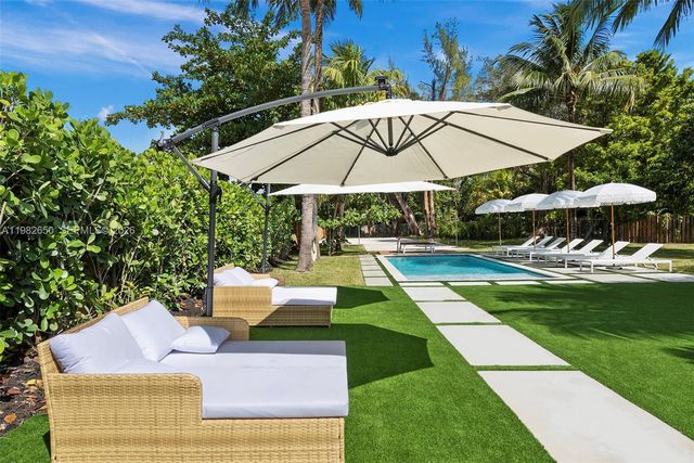 995 NE 107th St, Miami, FL 33161