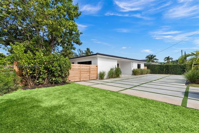 995 NE 107th St, Miami, FL 33161