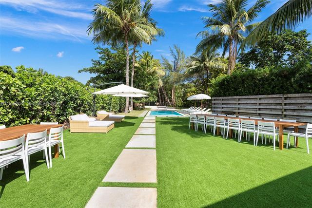 995 NE 107th St, Miami, FL 33161