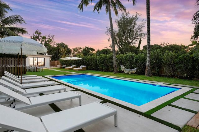 995 NE 107th St, Miami, FL 33161