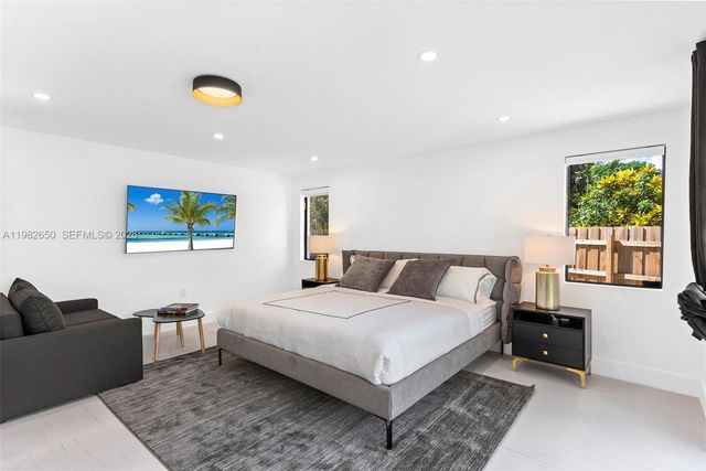 995 NE 107th St, Miami, FL 33161