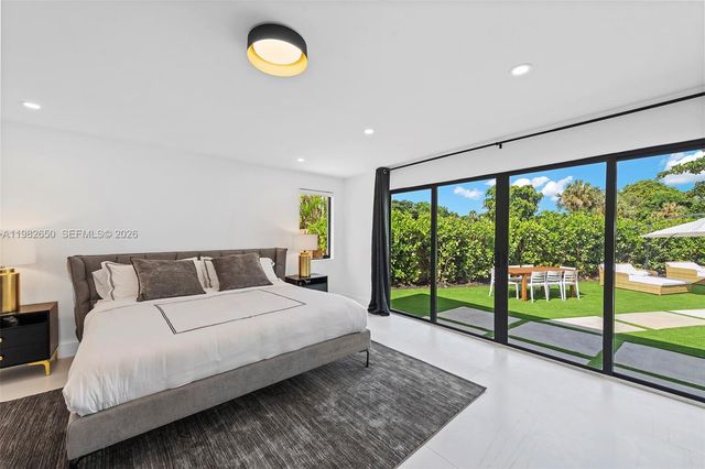 995 NE 107th St, Miami, FL 33161