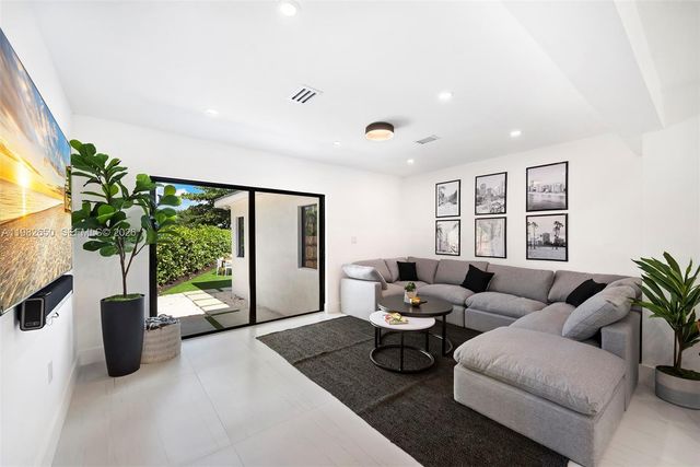 995 NE 107th St, Miami, FL 33161