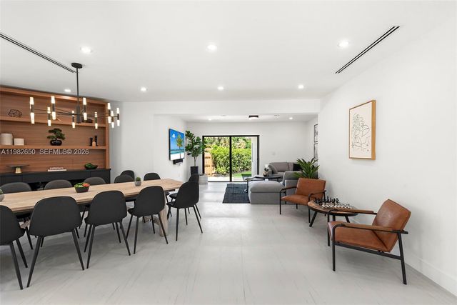 995 NE 107th St, Miami, FL 33161