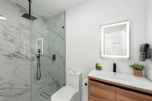 995 NE 107th St, Miami, FL 33161