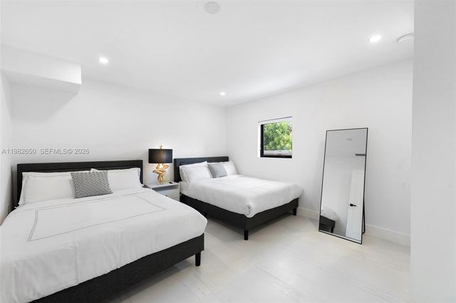 995 NE 107th St, Miami, FL 33161