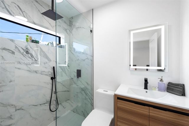 995 NE 107th St, Miami, FL 33161