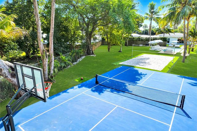 995 NE 107th St, Miami, FL 33161