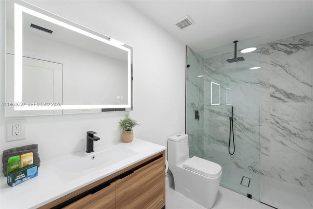 995 NE 107th St, Miami, FL 33161