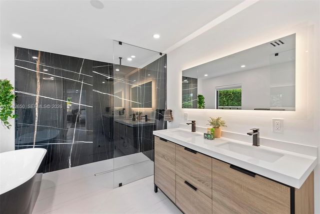 995 NE 107th St, Miami, FL 33161