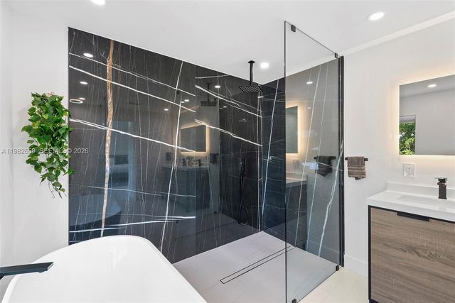 995 NE 107th St, Miami, FL 33161