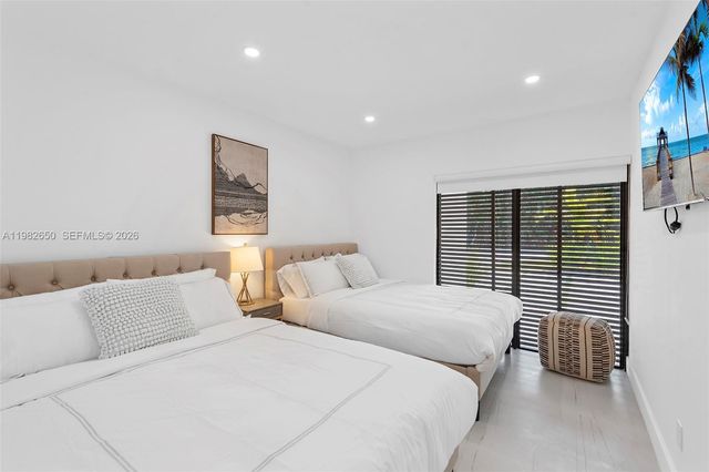 995 NE 107th St, Miami, FL 33161