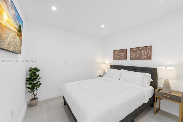 995 NE 107th St, Miami, FL 33161