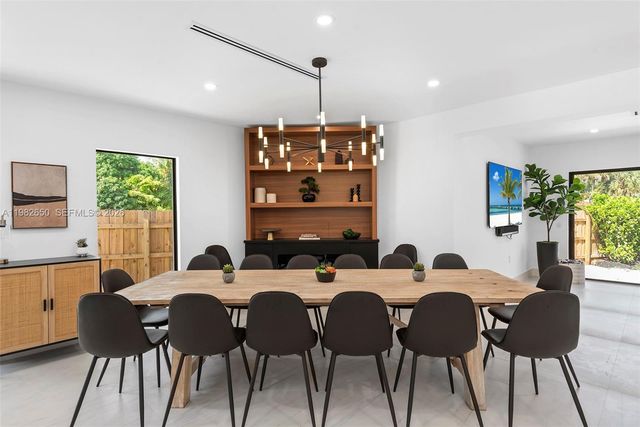 995 NE 107th St, Miami, FL 33161