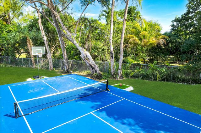 995 NE 107th St, Miami, FL 33161