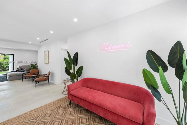 995 NE 107th St, Miami, FL 33161