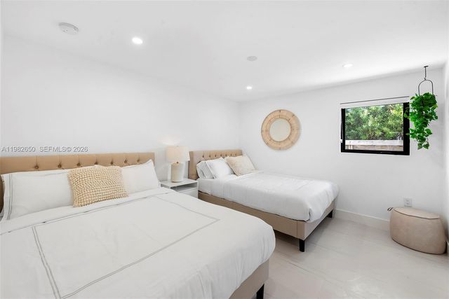 995 NE 107th St, Miami, FL 33161