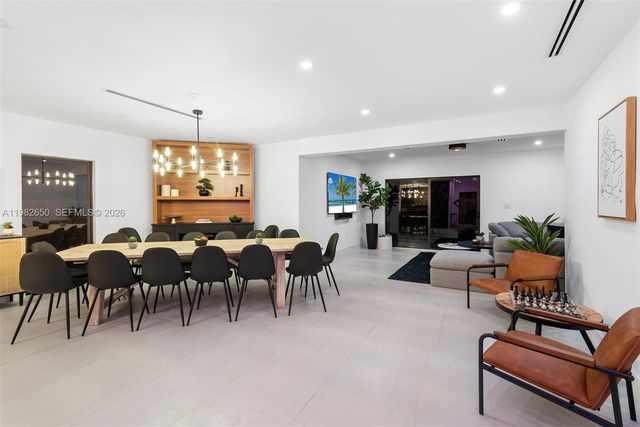 995 NE 107th St, Miami, FL 33161