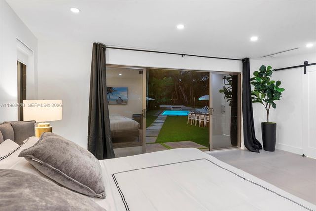 995 NE 107th St, Miami, FL 33161