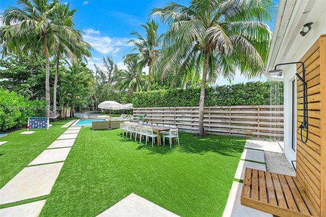 995 NE 107th St, Miami, FL 33161