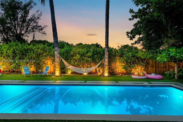 995 NE 107th St, Miami, FL 33161