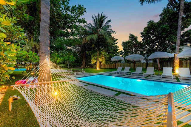 995 NE 107th St, Miami, FL 33161