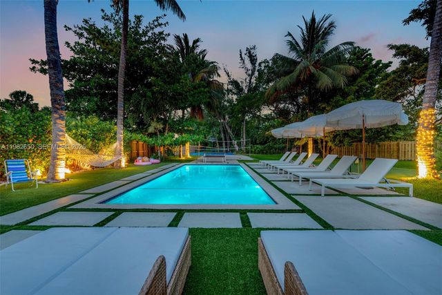 995 NE 107th St, Miami, FL 33161