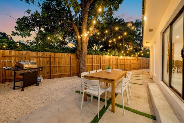 995 NE 107th St, Miami, FL 33161