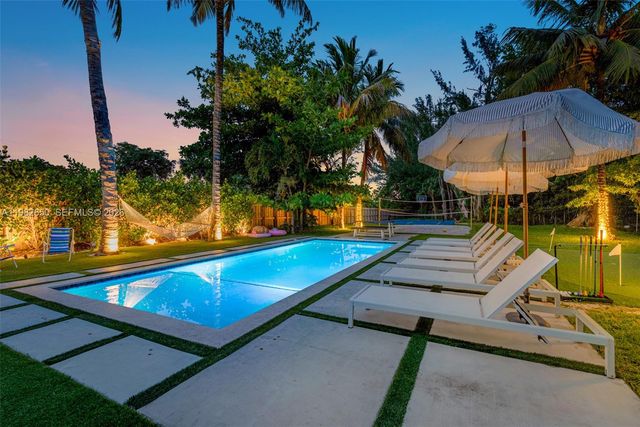 995 NE 107th St, Miami, FL 33161