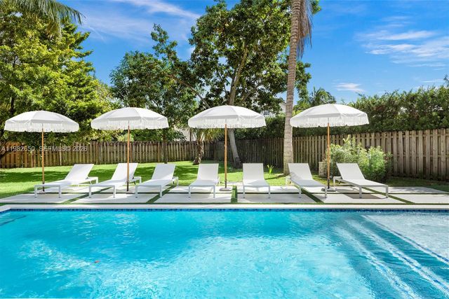 995 NE 107th St, Miami, FL 33161