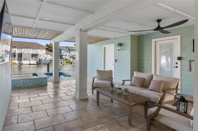 39 Curlew Dr, Rockport, TX 78382