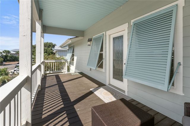 39 Curlew Dr, Rockport, TX 78382