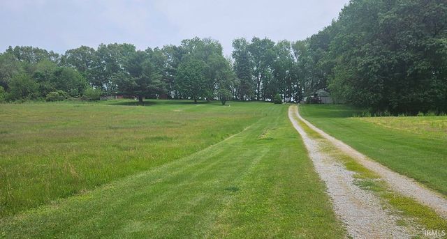 6735 N 850 E, Howe, IN 46746