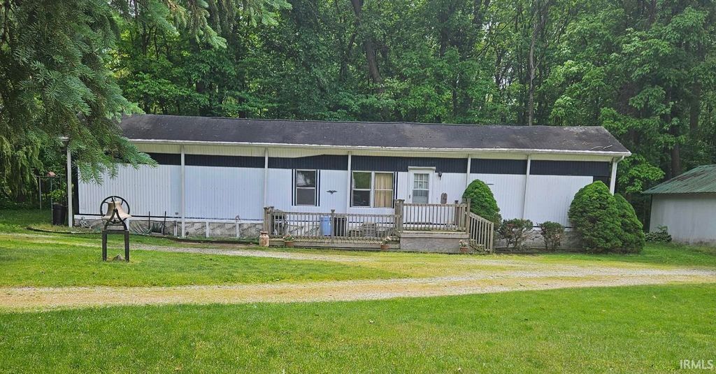 6735 N 850 E, Howe, IN 46746