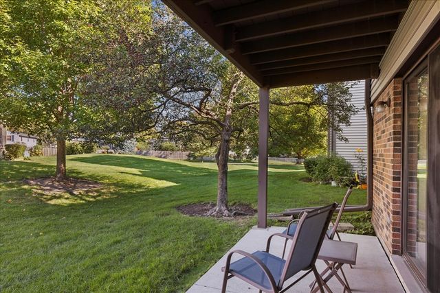 912 Stradford Circle B, Buffalo Grove, IL 60089