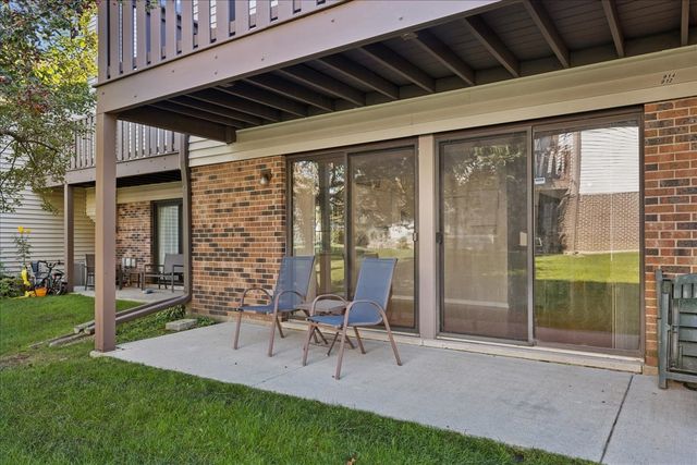 912 Stradford Circle B, Buffalo Grove, IL 60089