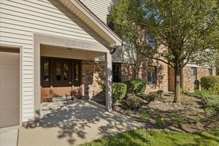 912 Stradford Circle B, Buffalo Grove, IL 60089