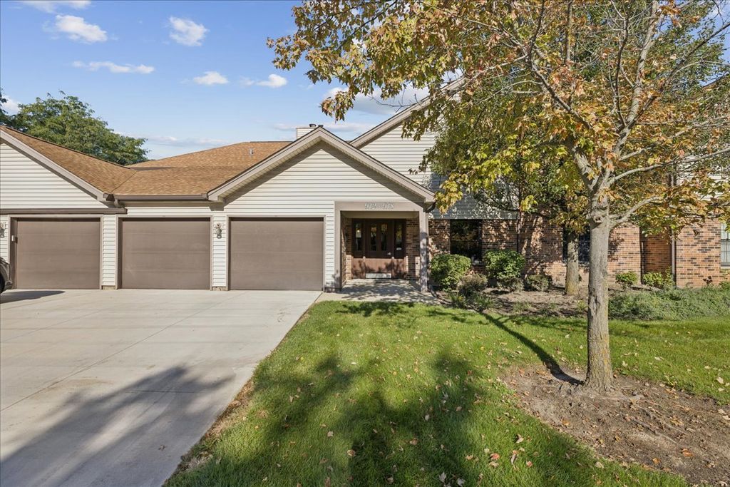 912 Stradford Circle B, Buffalo Grove, IL 60089 — photo 2