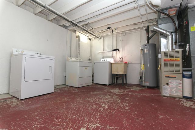 17088 Kingsbrooke Drive, Clinton Township, MI 48038