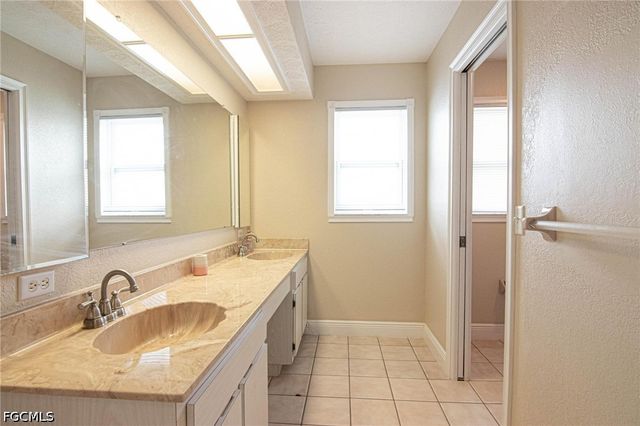 3929 SE 10th AVE, Cape Coral, FL 33904