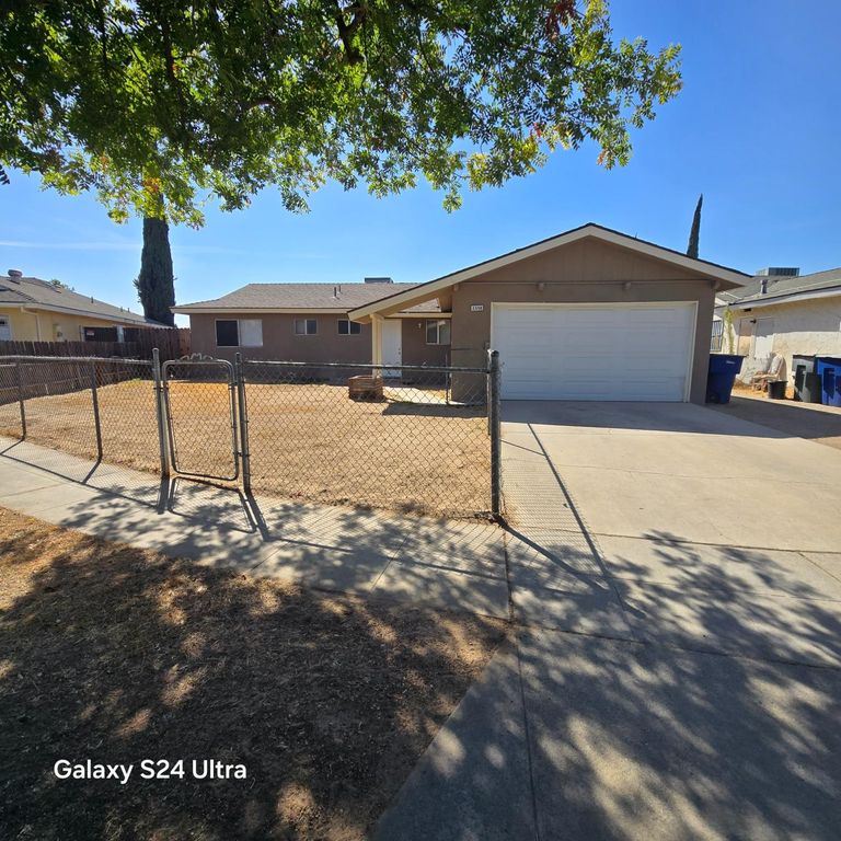 Image 1 of property listing at 2558 S Backer Avenue, Fresno, CA 93725
