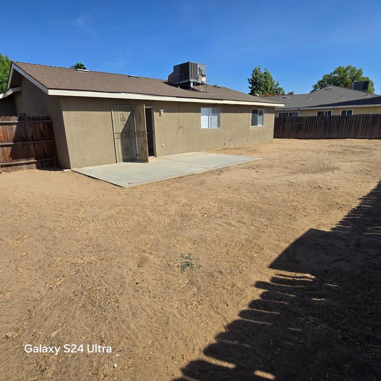 Image 14 of property listing at 2558 S Backer Avenue, Fresno, CA 93725