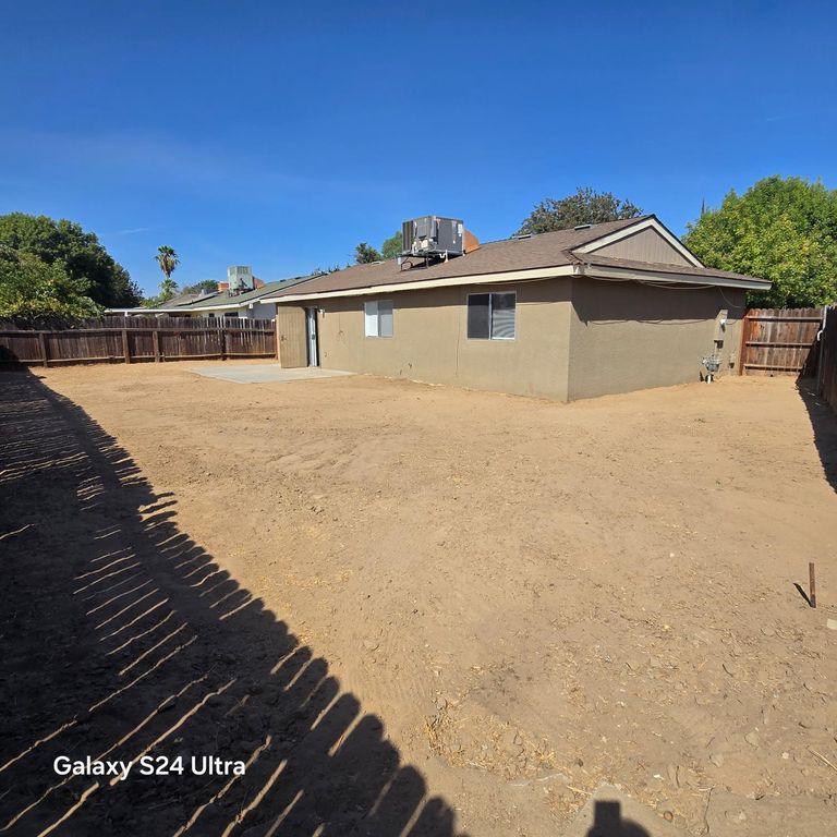 Image 15 of property listing at 2558 S Backer Avenue, Fresno, CA 93725