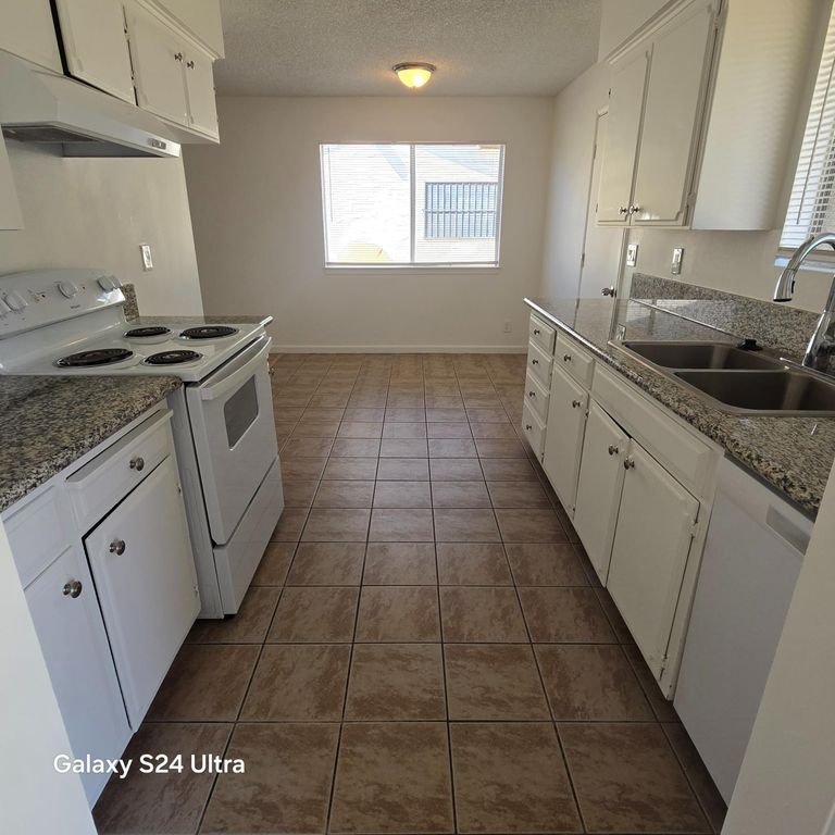Image 3 of property listing at 2558 S Backer Avenue, Fresno, CA 93725