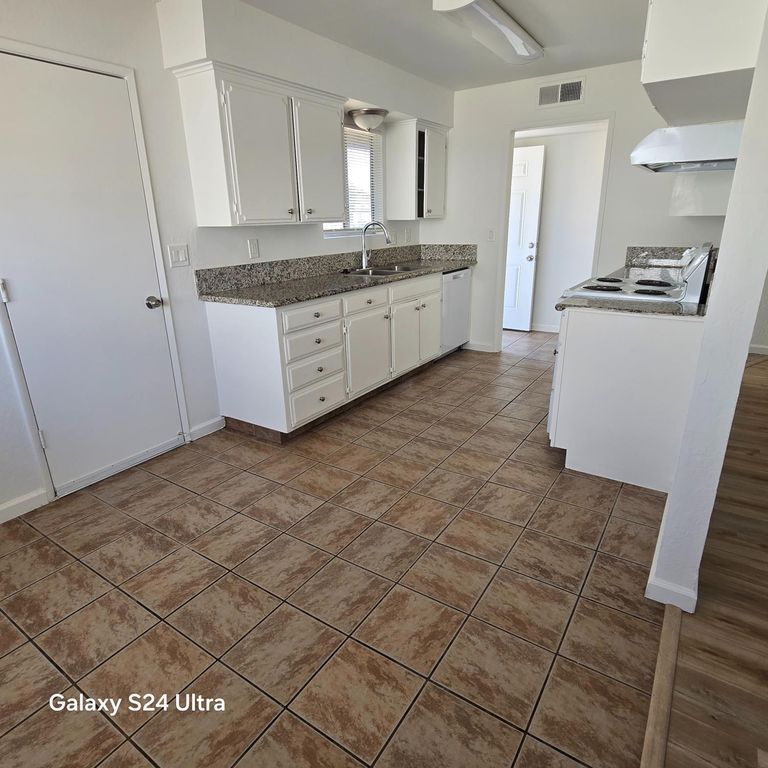 Image 4 of property listing at 2558 S Backer Avenue, Fresno, CA 93725