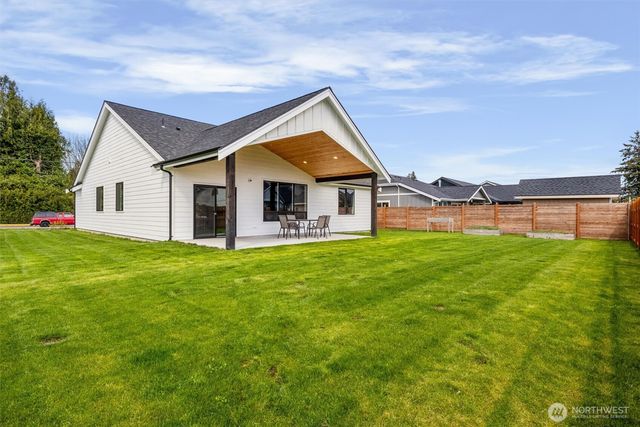 706 E 4th St, Nooksack, WA 98276