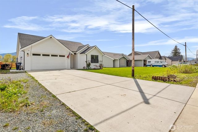 706 E 4th St, Nooksack, WA 98276