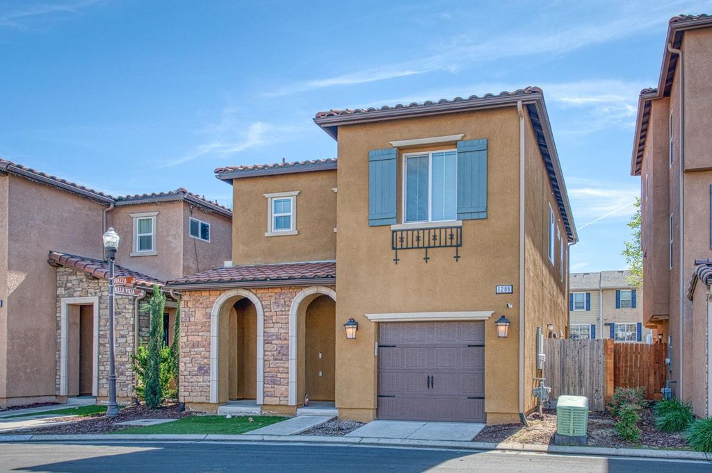 1286 Piazza Lane, Clovis, CA 93612